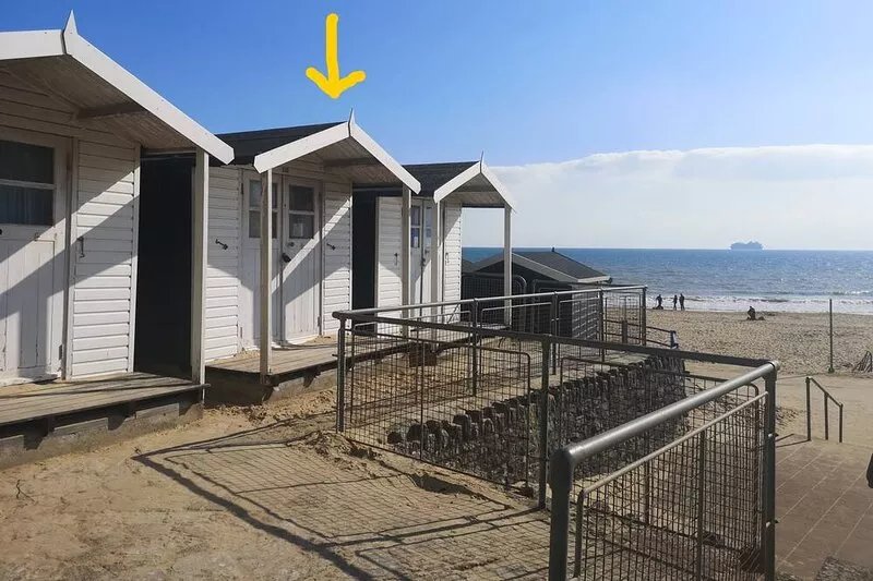Detached cosy house with private hot tub & parking, for 2 +2 near Poole Hospital