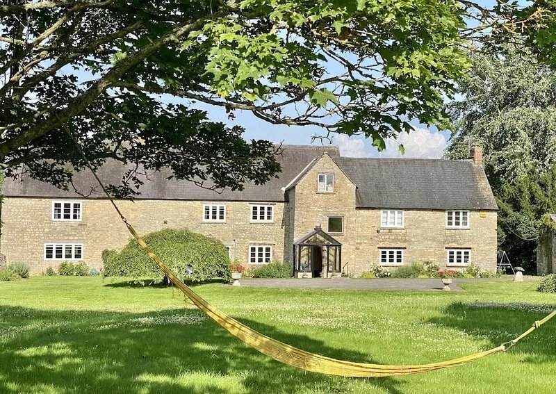 Historical farmhouse in 6 acres of grounds with games rooms and modern amenities