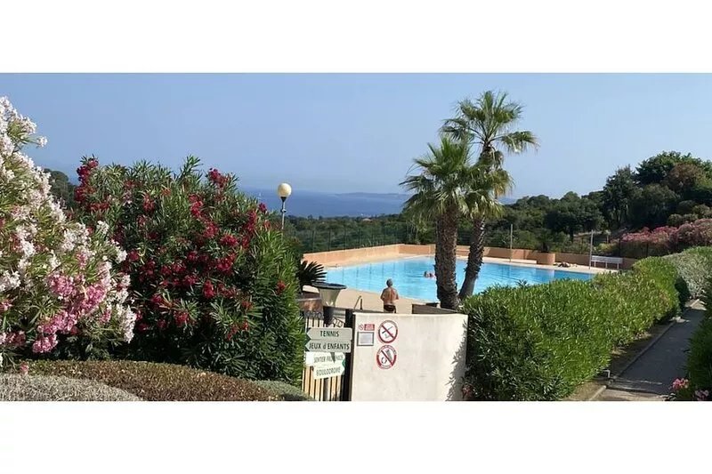 PRETTY AIR-CONDITIONED MAZET, GARDEN LEVEL, SEA VIEW, PARKING - WIFI ON SITE