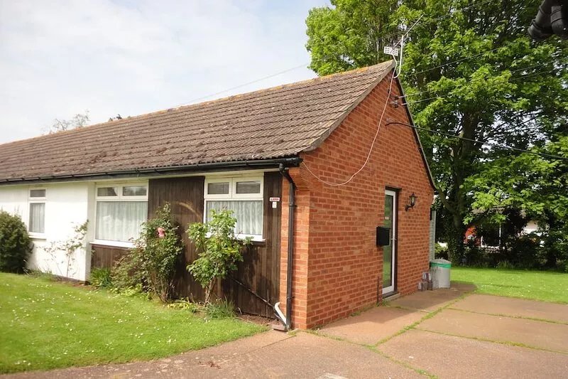 Comfortable Semi-detached Bungalow In Peaceful Location. Pets Welcome