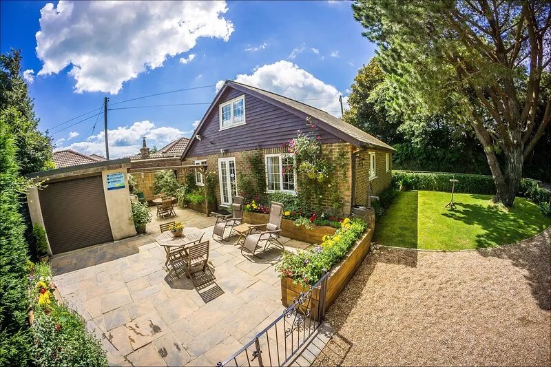Heated indoor pool & spa, countryside holiday cottage near the beach & park