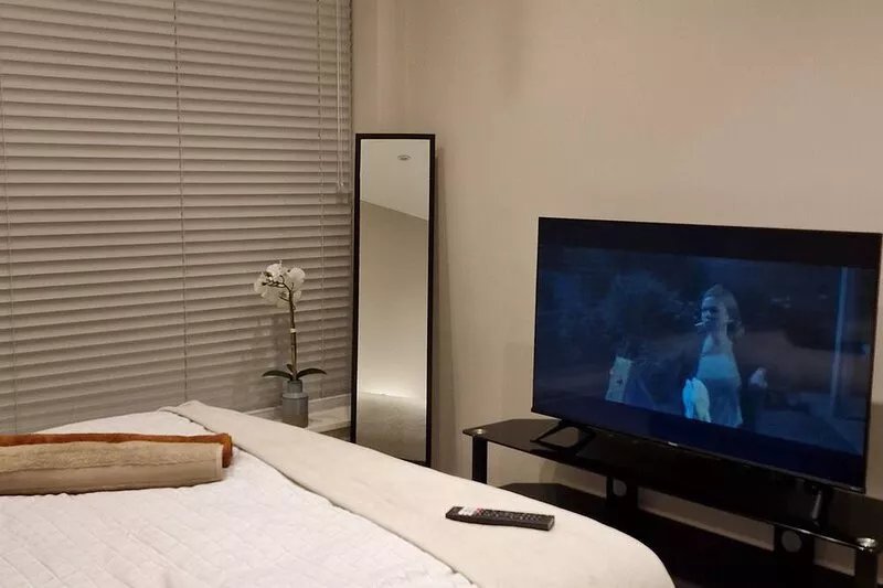 London City Apartment, close to Train stations /metro, restaurants & shops
