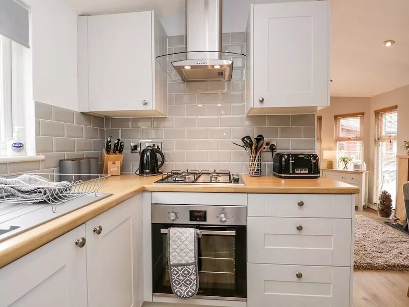 BADGERS HOLLOW LODGE, pet friendly, with hot tub in Windermere