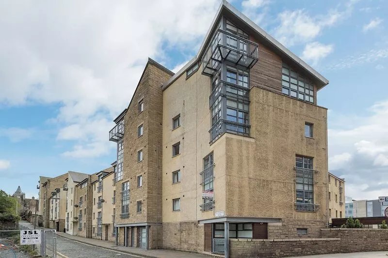 Old Tolbooth Wynd [388] is a Spacious 2 bedroom apartment just off the Royal