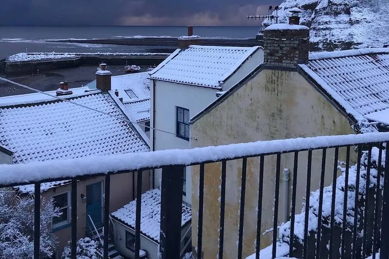 Charming, spacious cottage with stunning views of Staithes and the harbour