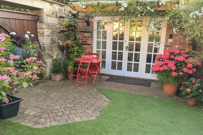 BEECH VIEW, character holiday cottage, with hot tub in Malton
