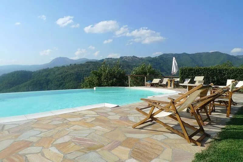Newly renovated barn with beautiful infinity pool and garden, walk to restaurant