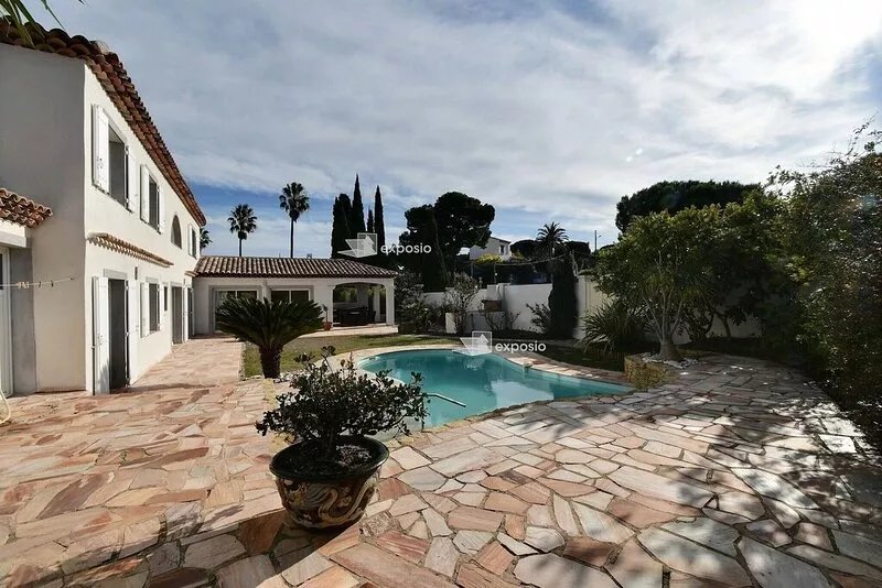Large villa with heated pool, 2 steps from the harbor and beaches
