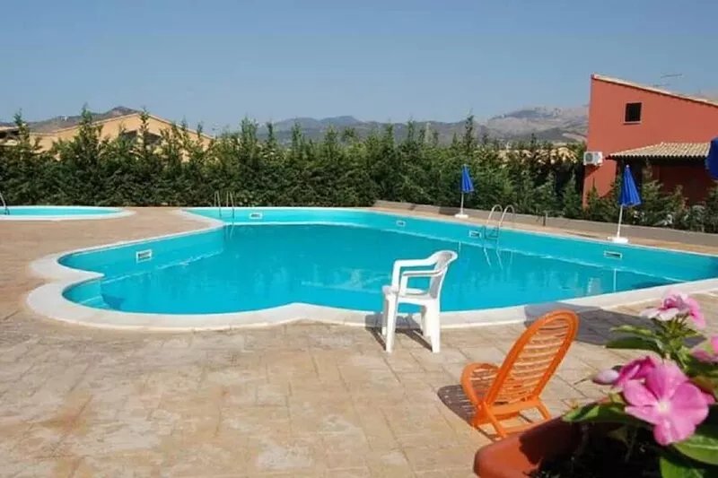 Villa with condominium pool within walking distance of the sea, sleeps 8.