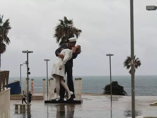 Entrega Incondicional O Estatua Del Beso