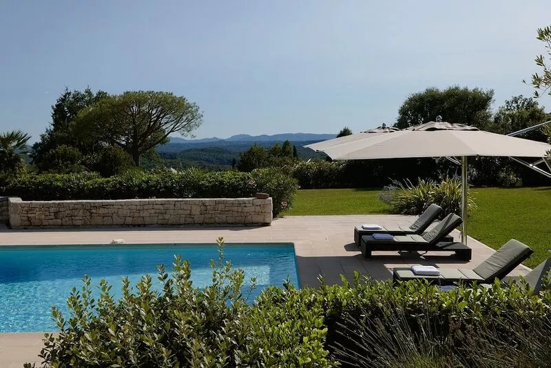Distinguished south-facing Côte d'Azur architecture with prominent sea views