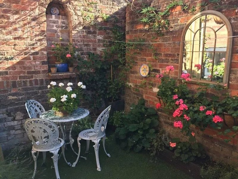 The Stables: full of character near the Pantiles with secluded courtyard garden