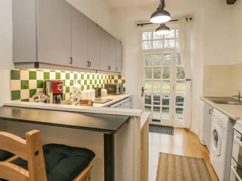 2 RIVERSIDE WALK, family friendly, with a garden in Airton