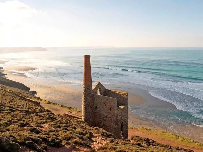 Dramatic sea views, 5 min walk to the beach. Pet and family friendly.