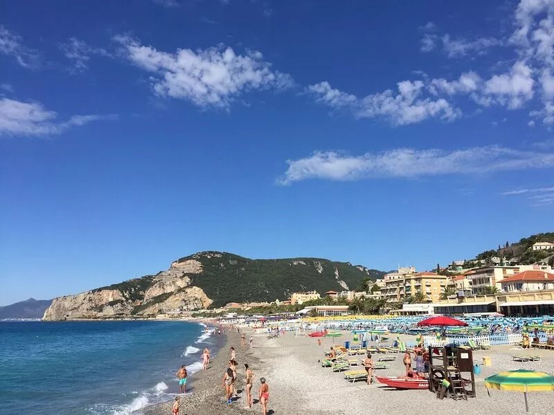 Sunny, updated apartment with balcony in Finalborgo and near gorgeous beaches