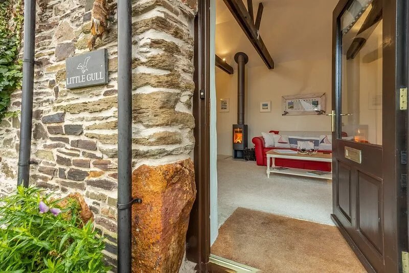 Little Gull is a beautiful barn conversion nestled in the heart of Roserrow.