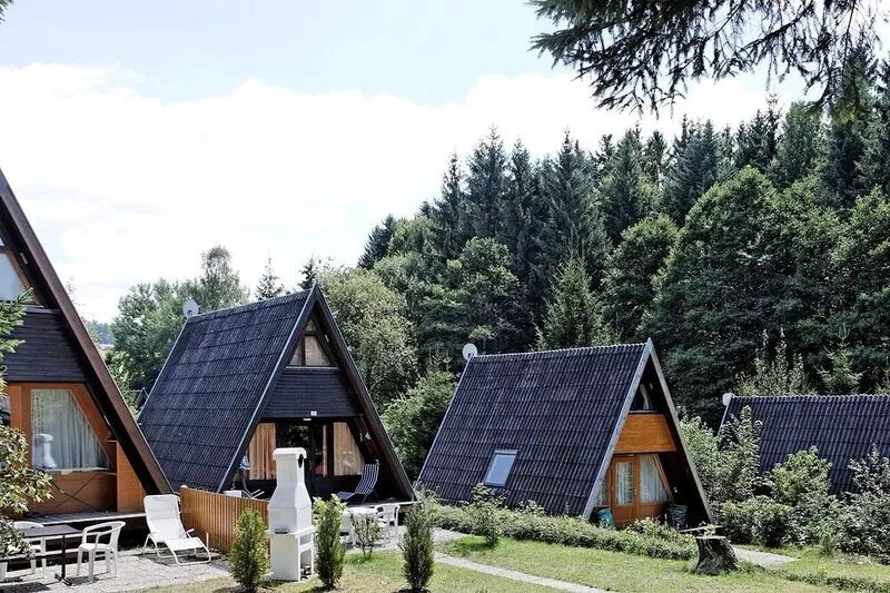 Detached chalet with terrace near a swimming lake