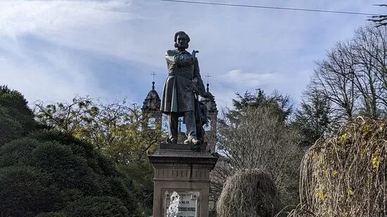 Escultura De Mendez Nunez