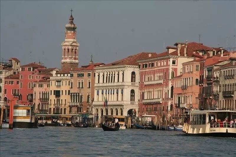 Stylish 2 bedroom apartment near Rialto