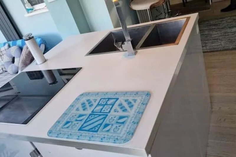 Beach house 200m to beach.Stylish, Modern Sleeps 6. Suit Summer or Winter