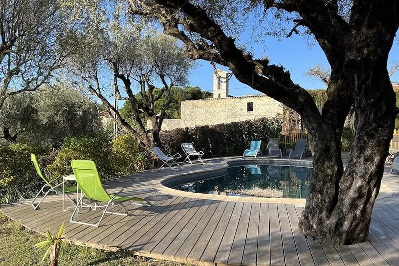 Provencal villa 8 minutes walk from town center with private pool