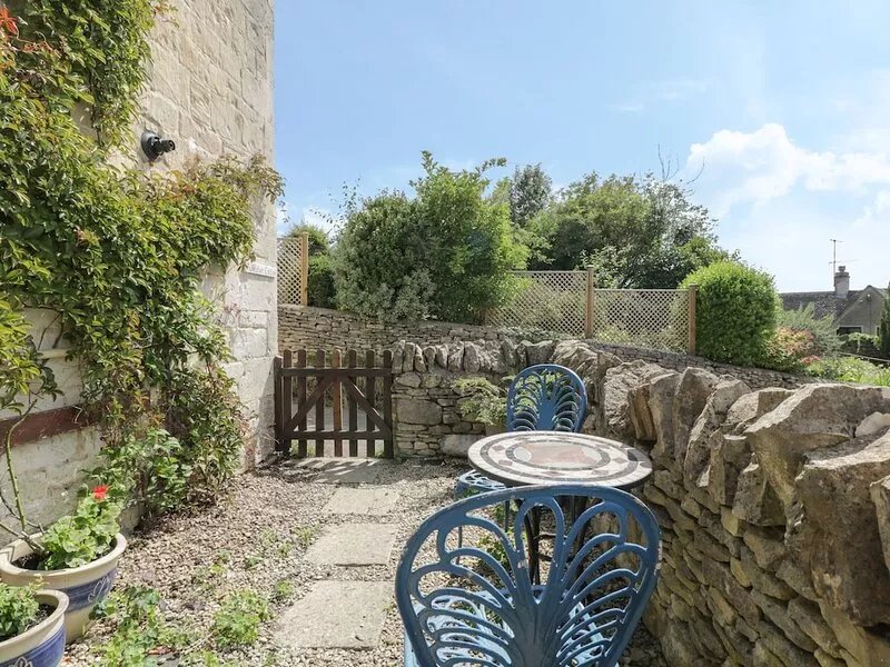 ATHELSTAN COTTAGE, pet friendly, with open fire in Stroud