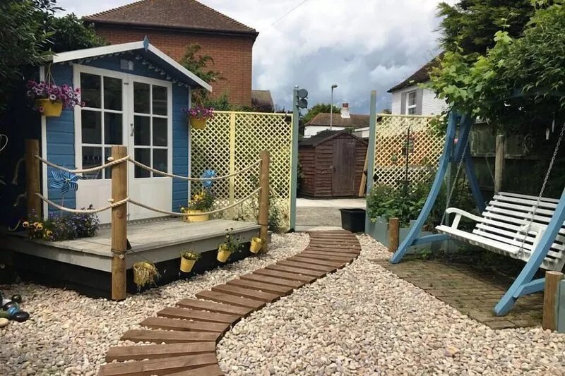 A very pretty two bedroom seaside cottage, a minutes walk from the beach, a