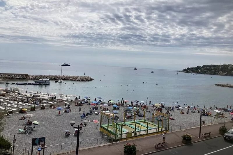 Beautiful renovated T2 facing the sea with prox parking. shops