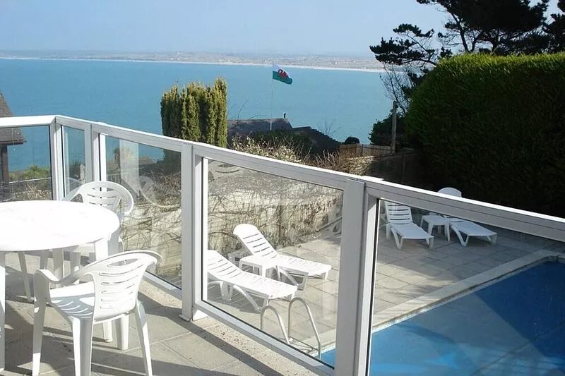 TRELOYHAN LODGE HEATED SWIMMING POOL AND FANTASTIC SEA VIEWS