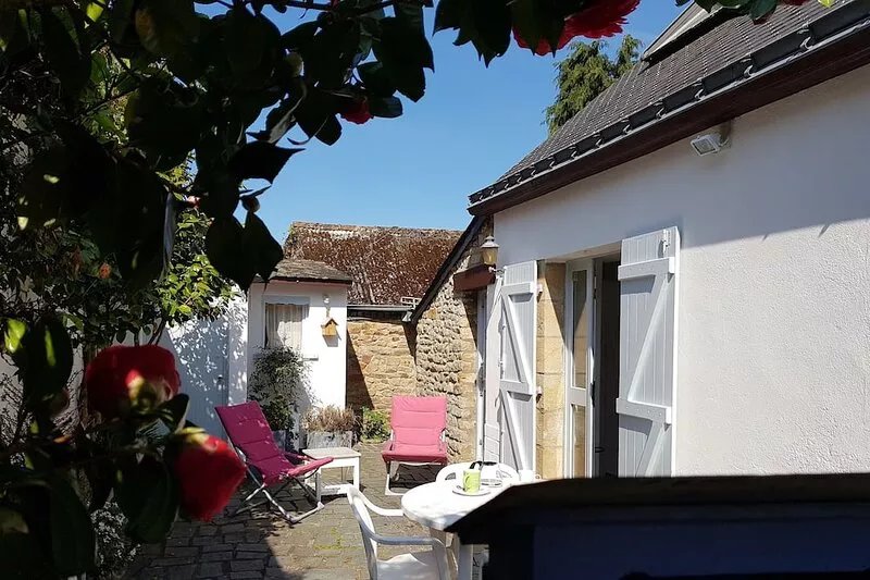 La Traversière enclosed outdoor area, beach 600m, shops 100m,wifi