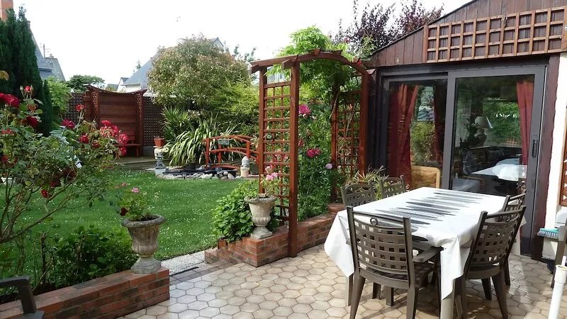 700m from St Malo beach: beautiful, quiet villa with garden