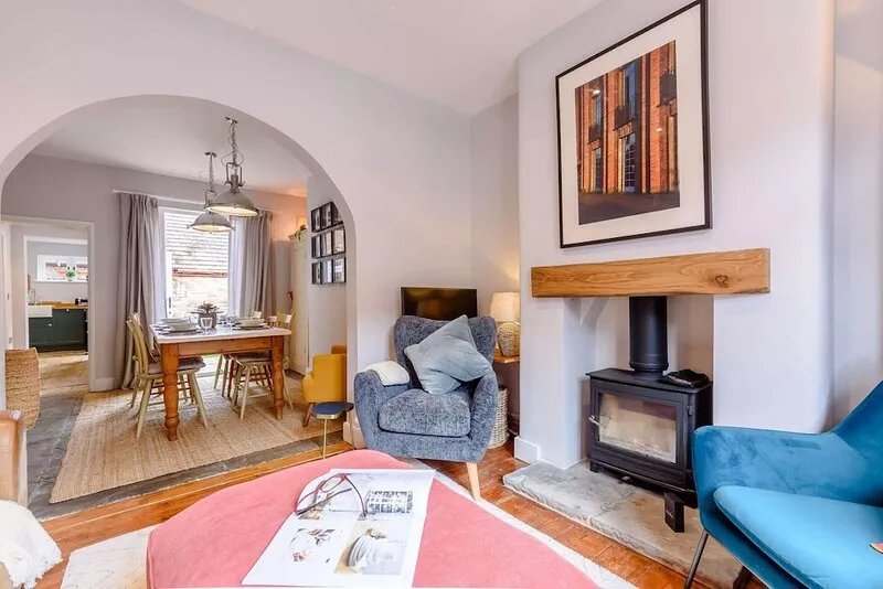 Shakespeare Cottage -  a cottage that sleeps 6 guests  in 3 bedrooms