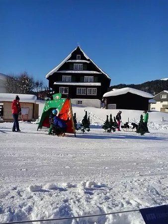 Winter Kinderland mit Karussell und Zauberteppich