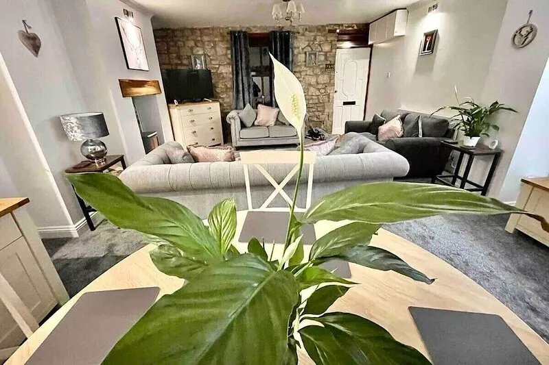A Superb Size Cottage By The Canal