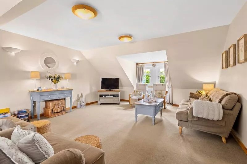 Beautifully Converted Mews Cottage Offering Highest Level of Comfort & Style