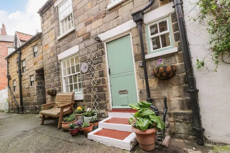 BULMERS COTTAGE, pet friendly, character holiday cottage in Staithes