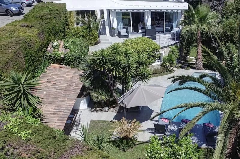 VILLA CANNES: very private, 15 mins walk to beach. Child friendly