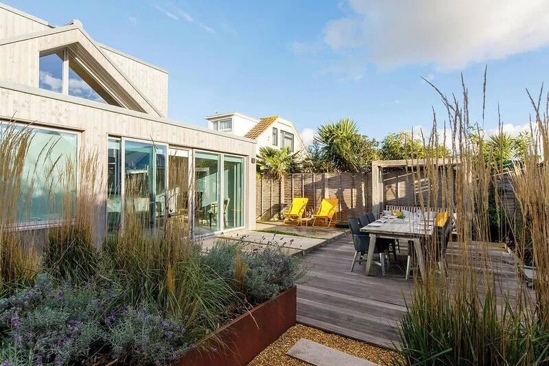 Insta-worthy 4br designer house 5 min to the beach