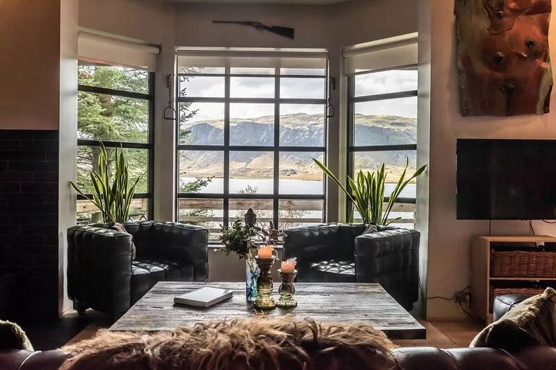 Luxury Lakefront Holiday Villa with hot tub