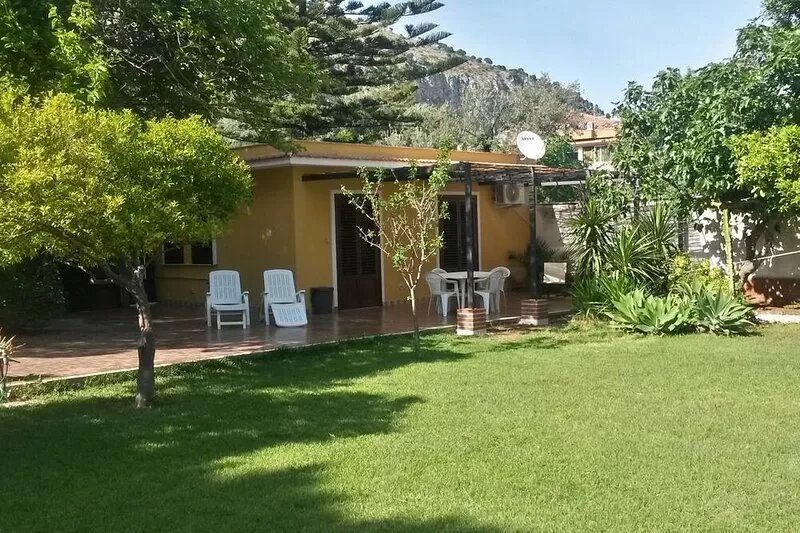 Rose's cottage (very close to the sea)