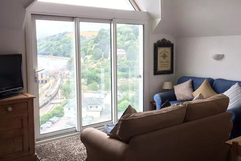 Elevated apartment  with Superb Views up the beautiful River Dart. Sleeps 4