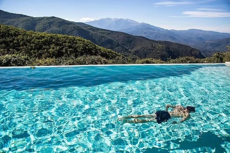 Family villa & retreat - well-supplied, heated infinity pool, 50 acrs near Céret
