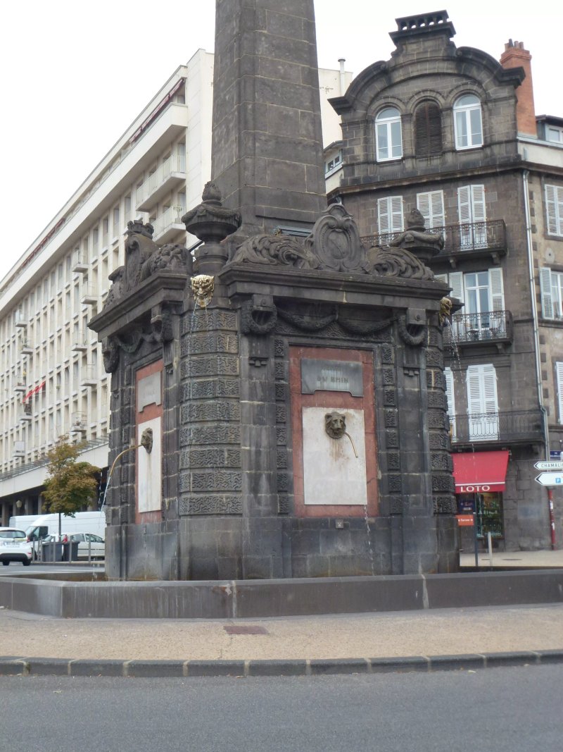 Fontaine Desaix - Fontaine de la Pyramide
