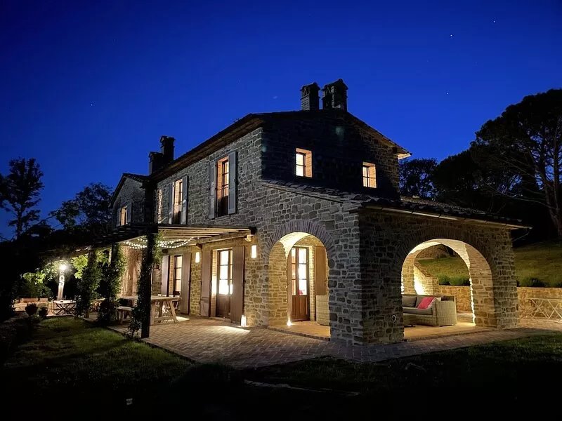 Perfect villa in Umbria stunning private infinity pool, superb views, sleeps 12