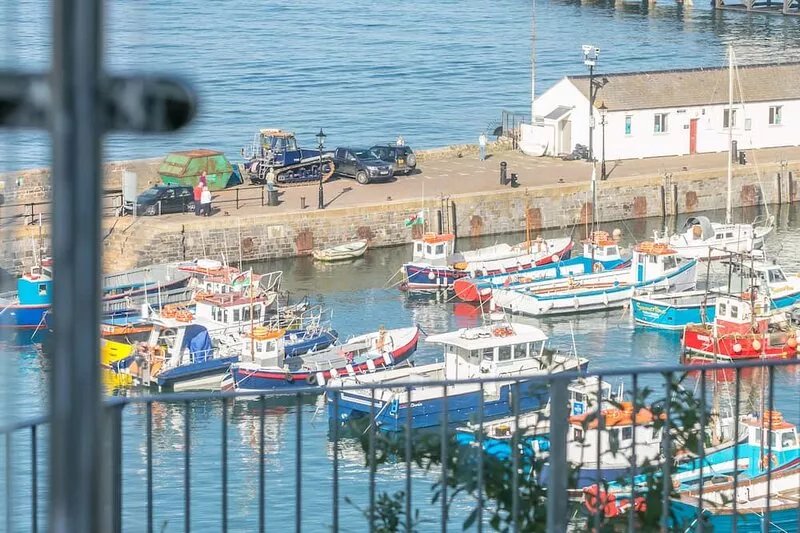 5 Star luxury, fabulous sea views, close to all shops and restaurants Apt 3