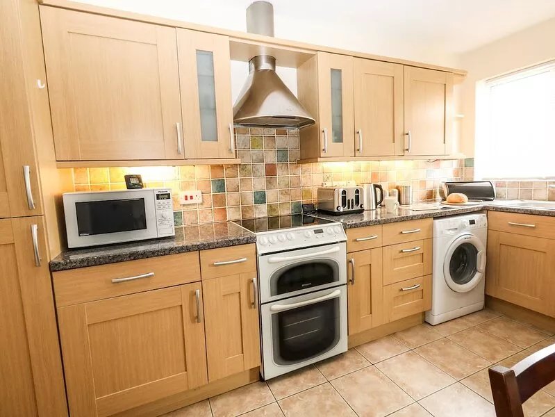 SUNNY HAVEN, pet friendly, character holiday cottage in Preston