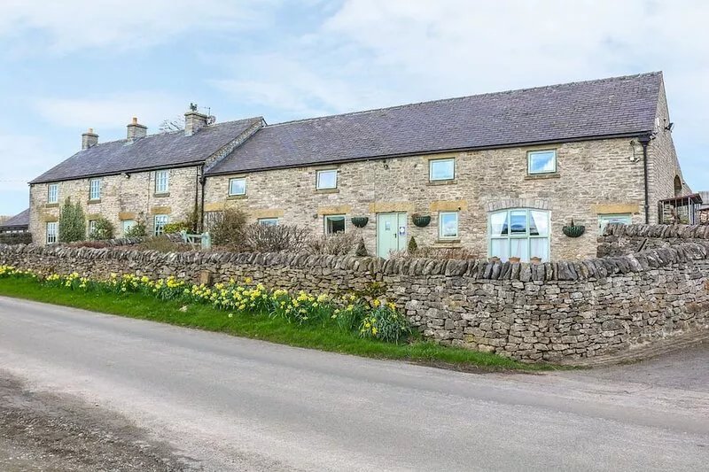 THE DAIRY, pet friendly, character holiday cottage in Tideswell Moor