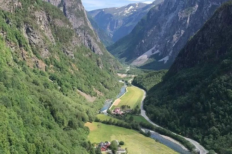 Luxury cottage with panoramic views. Proximity to summer and winter activities.