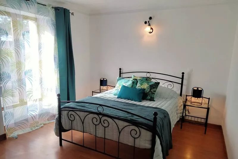 Cottage 8 people with heated indoor pool and fishing pond.