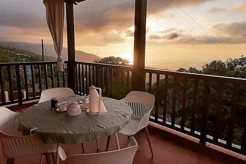 MOUNTAIN VILLA WITH SEA VIEWS (FREE WIFI)